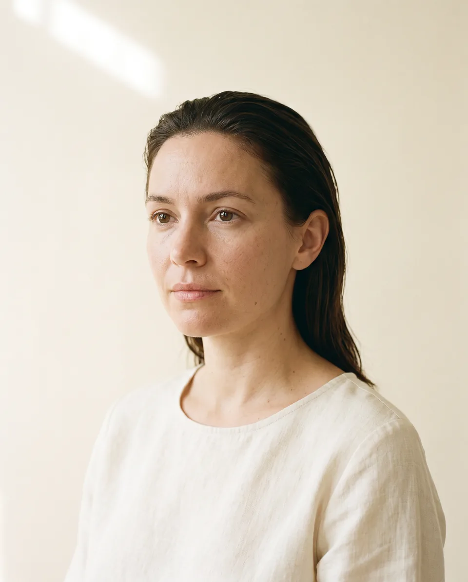 Wizualizacja AI przedstawiająca portret kobiety w naturalnym świetle.